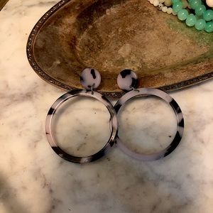 Earrings. Circular. Front mount. Rubber backs.